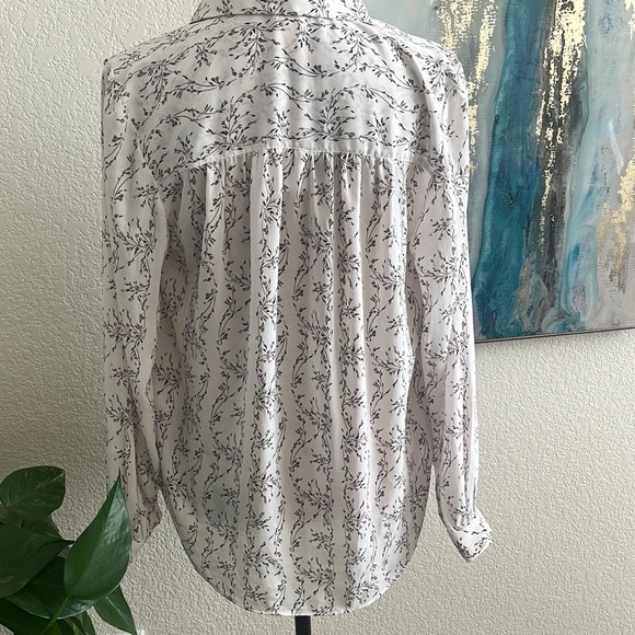 NWT H&M button down shirt size 6
Beautiful print. Excellent Condition 
#49 - Picture 5 of 9